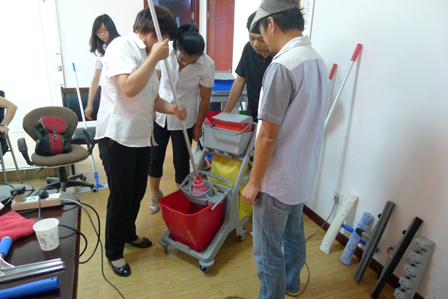 2013年6月，我司品牌经理/资深培训师到达当地分销商举办为期两天的清洁工具标准化培训课程。